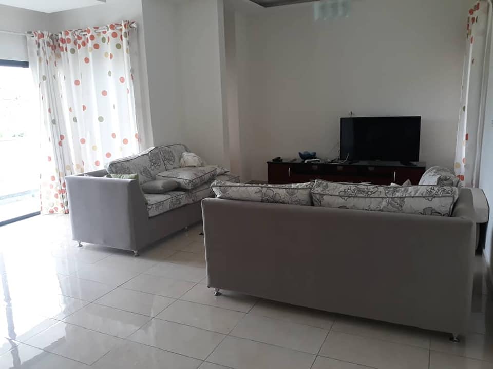 Villa à louer Abidjan 43 63 58 85 salon 2