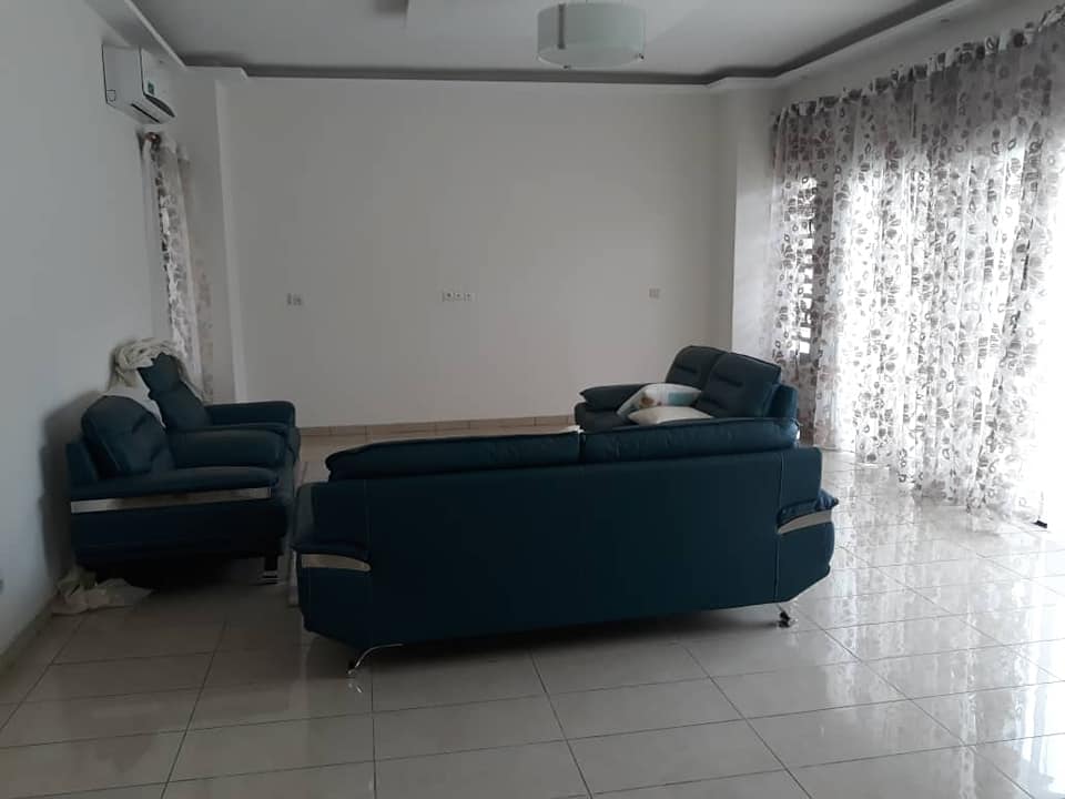 Villa à louer Abidjan 43 63 58 85 salon 4