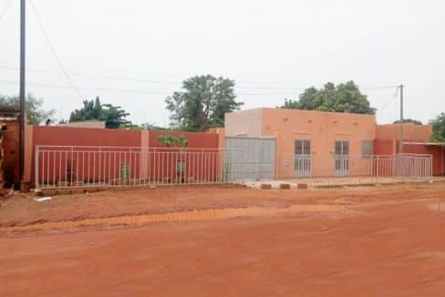 A-LOUER-NOUVELLE-CONSTRUCTION-GRANDE-COUR-AVEC-BUREAU-CLOISONNE-A-OUAGADOUGOU-QUARTIER-DASSASGHO-SUR-PERFECTOR-IMMOBILIER-1-768x576