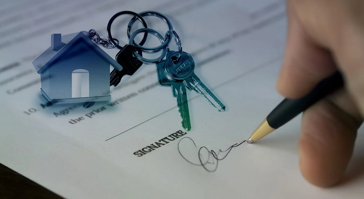 Clés d’une maison posées sur une table pour illustrer la vente rapide d’un bien immobilier