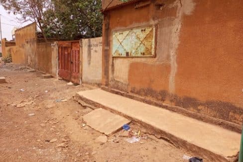 UNE PARCELLE D’UNE SUPERFICIE DE 400 M² AVEC BÂTI EN VENTE A OUAGADOUGOU QUARTIER PISSY  (2)