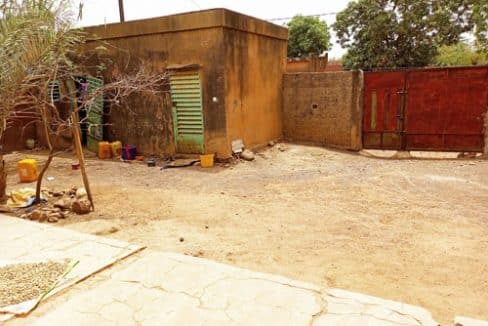 UNE PARCELLE D’UNE SUPERFICIE DE 400 M² AVEC BÂTI EN VENTE A OUAGADOUGOU QUARTIER PISSY  (7)