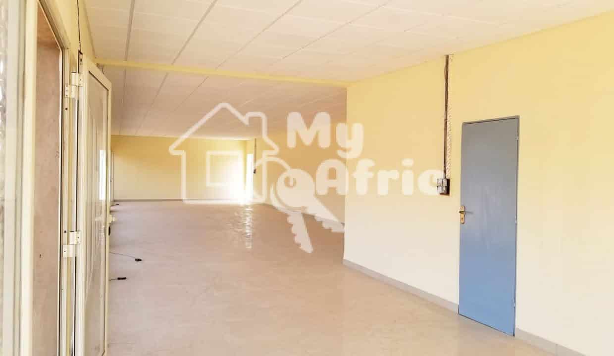 UN SHOWROOM DE 145 M² EN LOCATION A OUAGADOUGOU QUARTIER KAMSONGHIN (1)