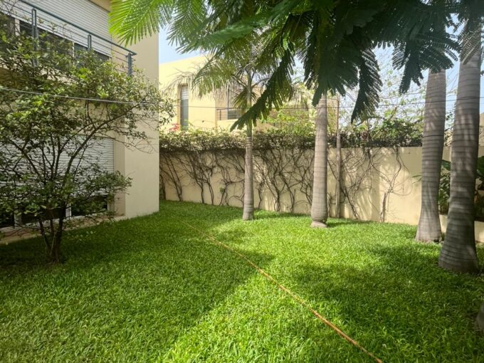 Villa avec piscine et jardin à Louer à Dakar à Fann Residence