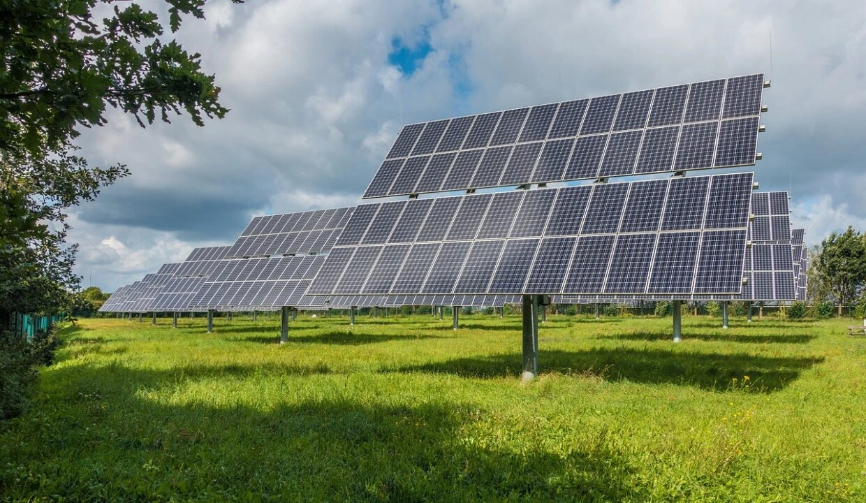 Panneaux solaires installés à l’extérieur sous un ciel nuageux