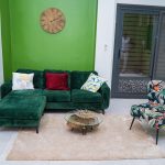 Salon avec canapé vert de l'appartement meublé au Point E