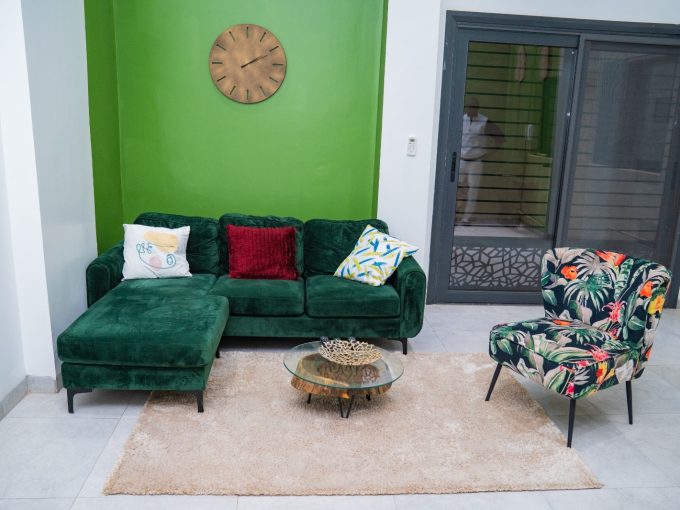 Salon avec canapé vert de l'appartement meublé au Point E
