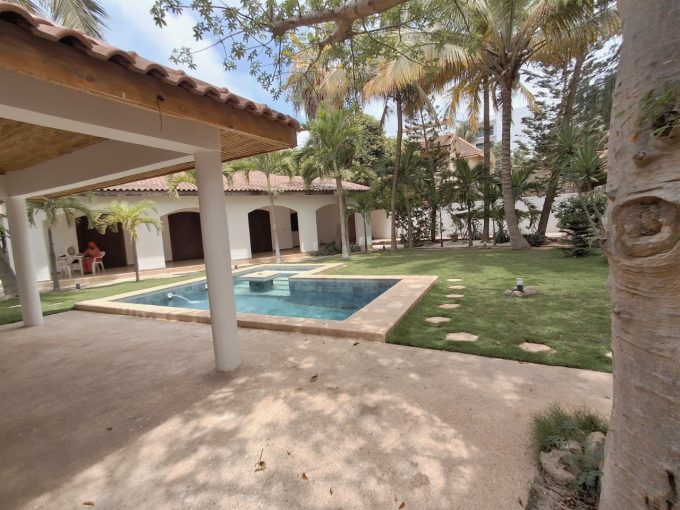 Villa avec piscine et jardin à louer aux Almadies