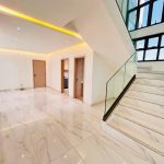 Séjour en double hauteur avec escalier du duplex au Virage
