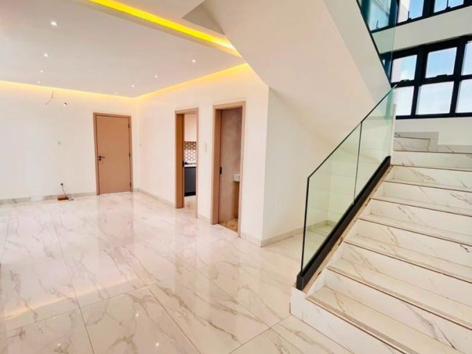 Séjour en double hauteur avec escalier du duplex au Virage
