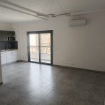 Séjour avec baies vitrées de l'appartement au Point E