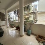 Grand balcon avec plantes de l'appartement à Ngor-Almadies