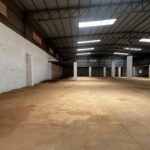 Intérieur du hangar de 1 000 m² à louer à Diamniadio