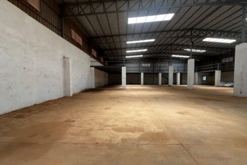 Intérieur du hangar de 1 000 m² à louer à Diamniadio