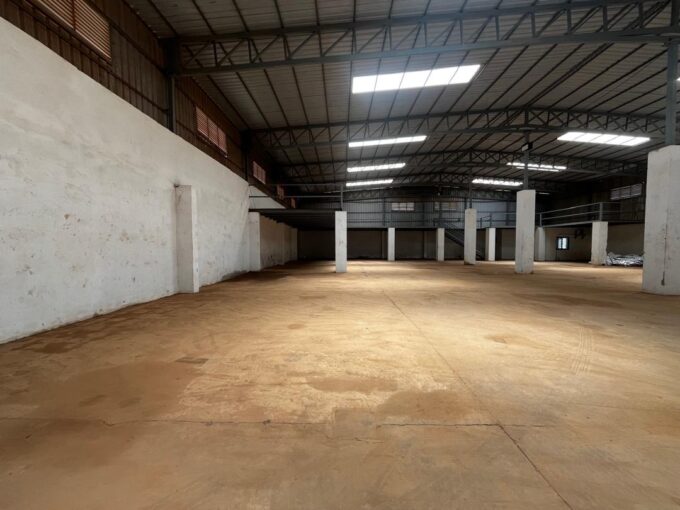 Intérieur du hangar de 1 000 m² à louer à Diamniadio