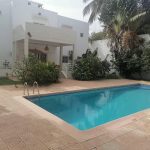Façade de la villa avec piscine aux Almadies