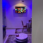 Salon avec éclairage d'ambiance de l'appartement meublé aux Almadies