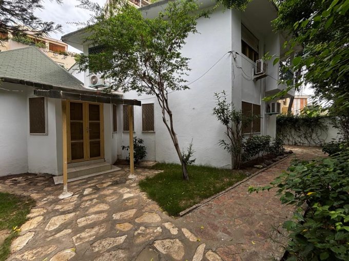 Façade de la villa avec jardin à louer à Fann Résidence