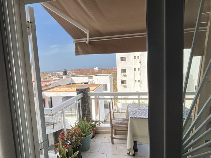 Terrasse privée avec store de l'appartement à Mermoz