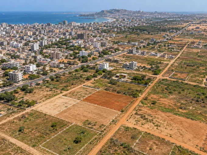 Vue aérienne des terrains et quartiers autour de Dakar