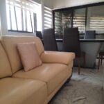 Séjour et coin repas de l'appartement meublé au Plateau
