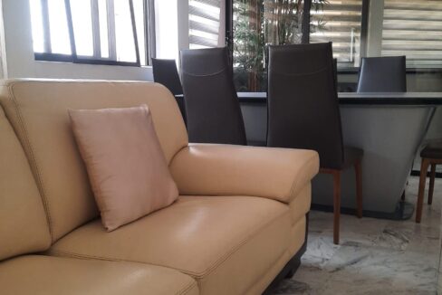 Séjour et coin repas de l'appartement meublé au Plateau