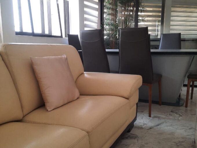Séjour et coin repas de l'appartement meublé au Plateau