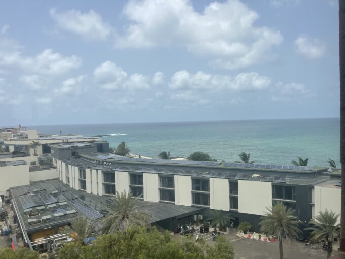 Vue sur la mer depuis l'appartement meublé à louer à Mermoz Corniche