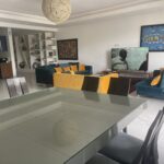 Salon meublé avec salle à manger – appartement meublé à louer à Fann Résidence