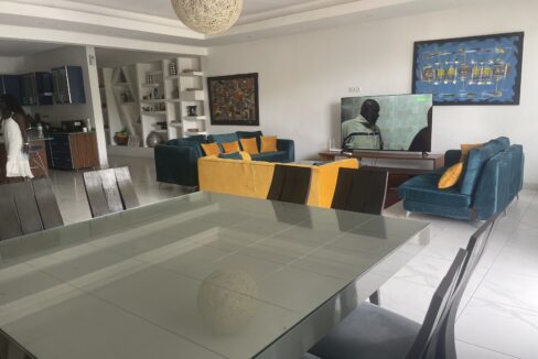 Salon meublé avec salle à manger – appartement meublé à louer à Fann Résidence