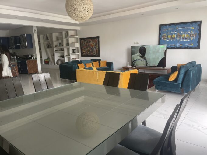 Salon meublé avec salle à manger – appartement meublé à louer à Fann Résidence